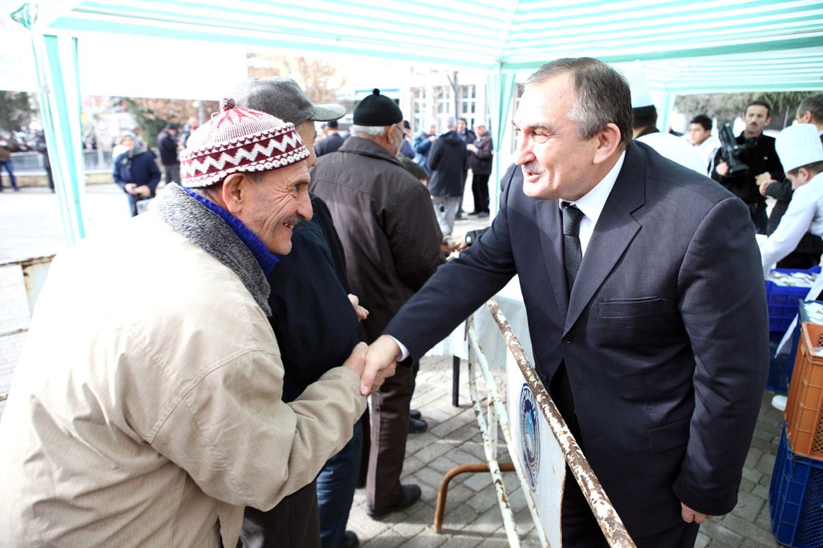 Bolu\'da Vatandaşlara Kandil Helvası Dağıtıldı