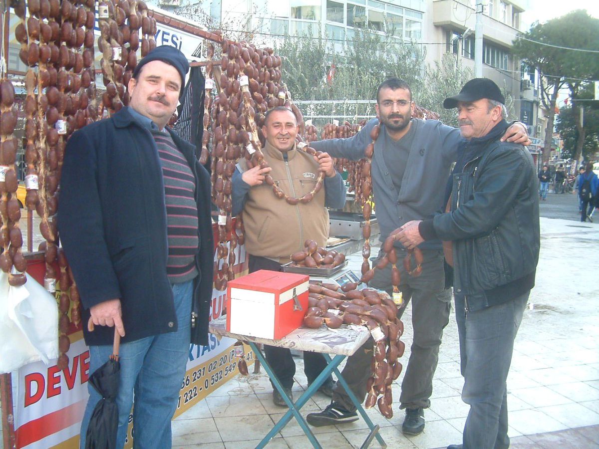 Burhaniye\' de Develerden Önce Sucuğu Geldi