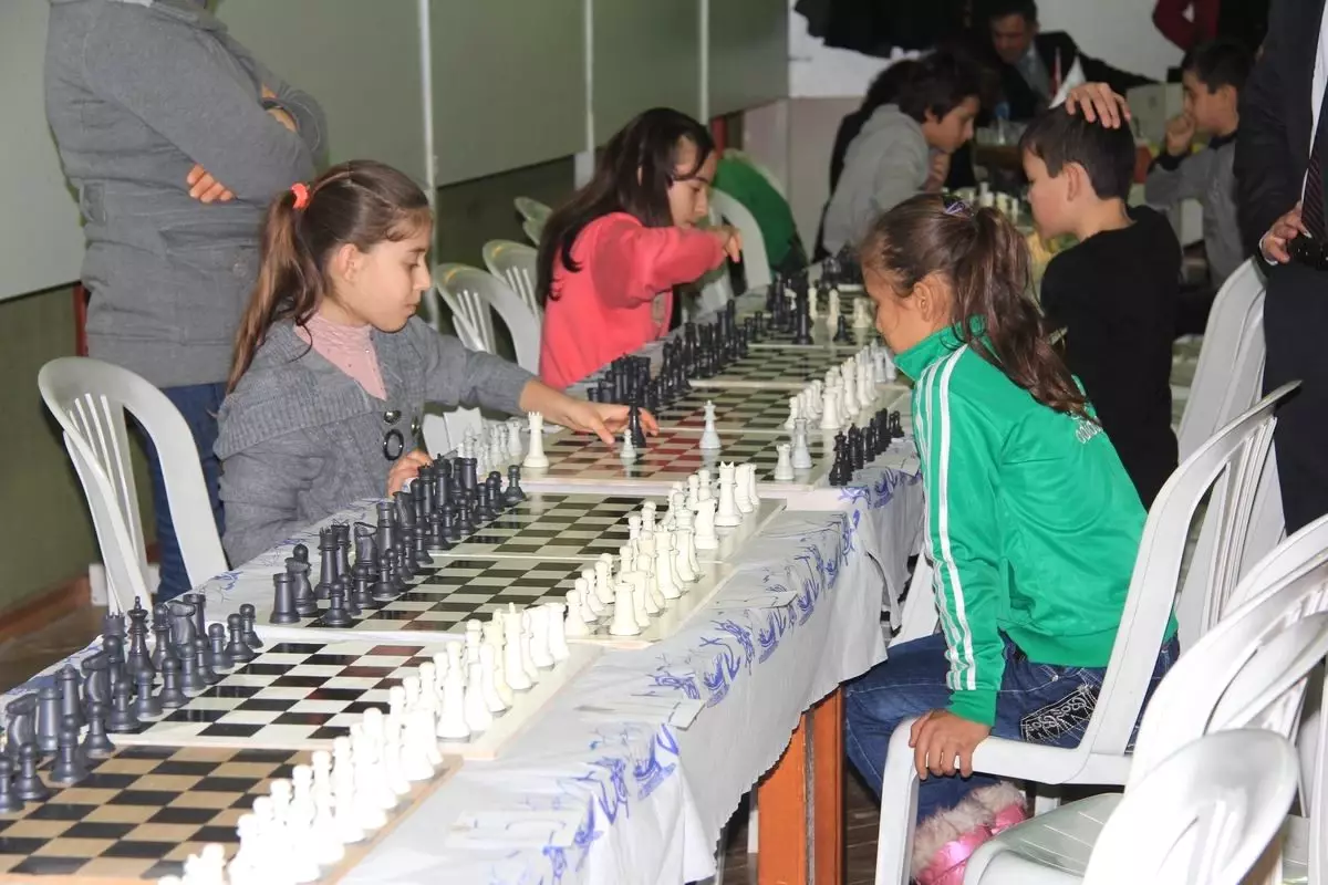 Burhaniye\'de Kış Festivali Satranç Turnuvası ile Başladı