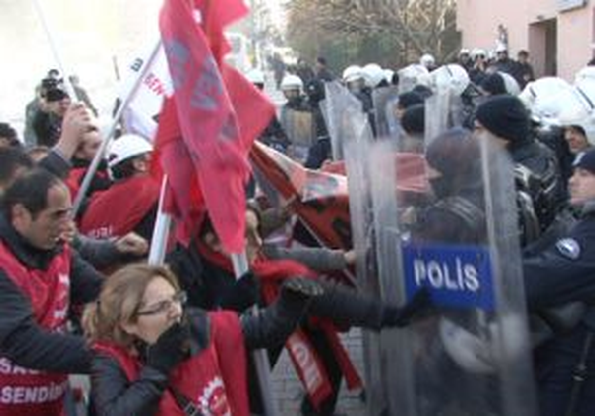 Çalışma Bakanlığı Önünde Arbede
