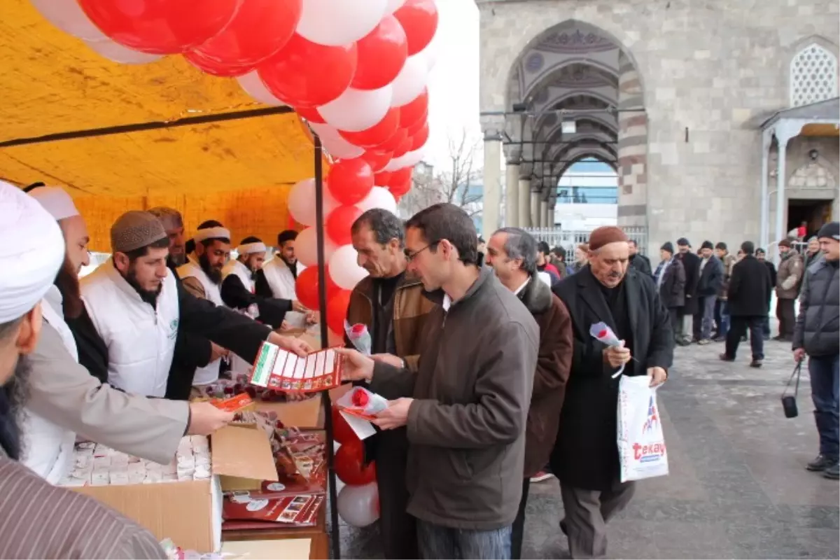 Erzurum'da 10 Bin Gül ve Lokum Dağıtıldı