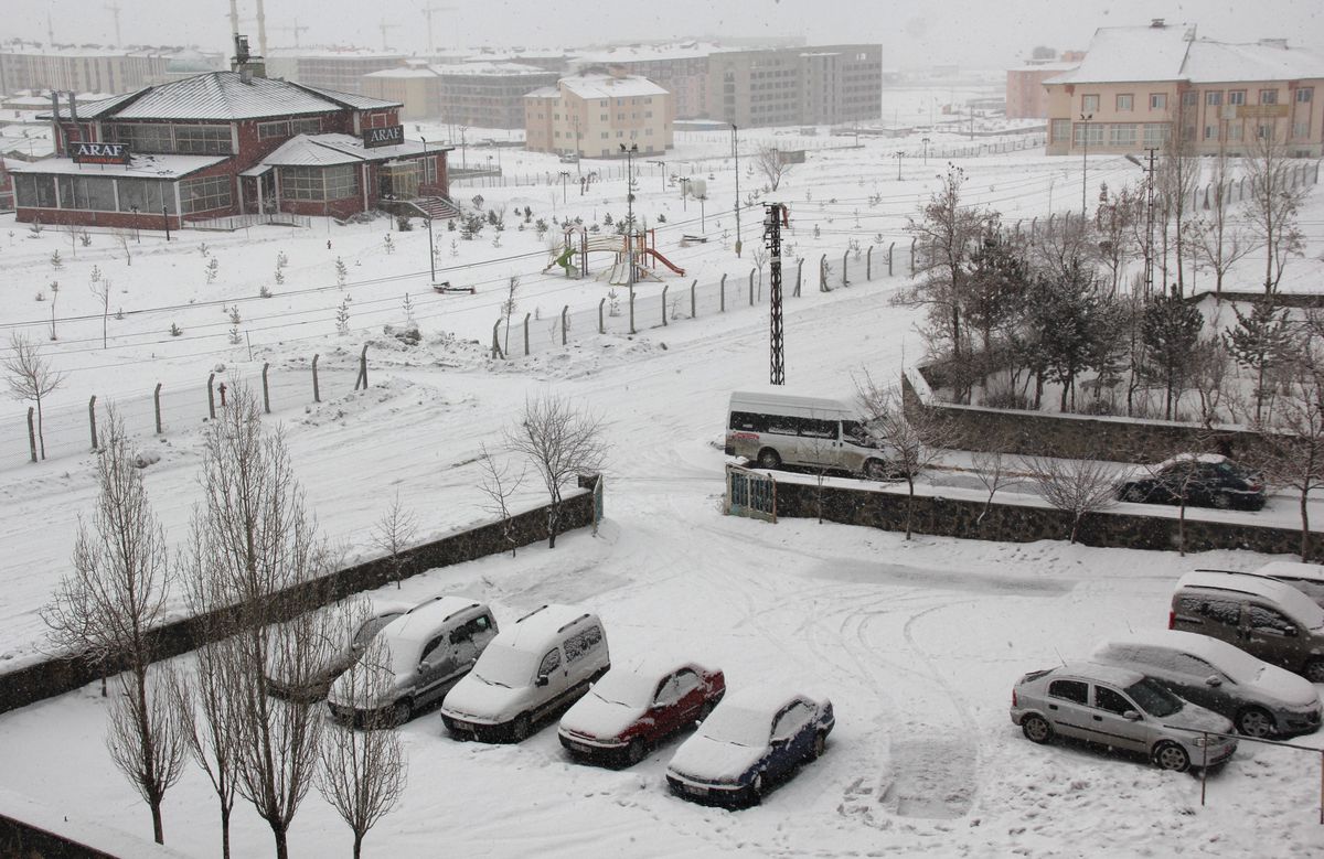 Erzurum\'da Lapa Lapa Kar Yağışı