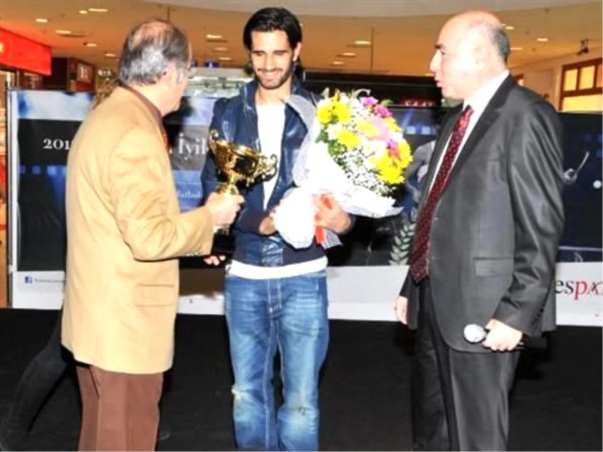 Eskişehirsporlu Alper\'e Yılın Futbolcusu Ödülü Verildi