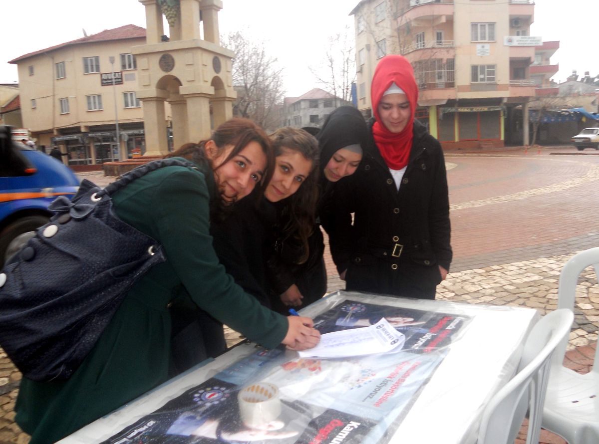 Gölbaşı\'nda, Kamuda Kılık-Kıyafet Özgürlüğü İçin Stant Açıldı