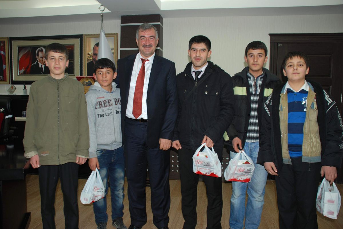 Kahta\'da Öğrenciler Kandil Simidi Dağıttı