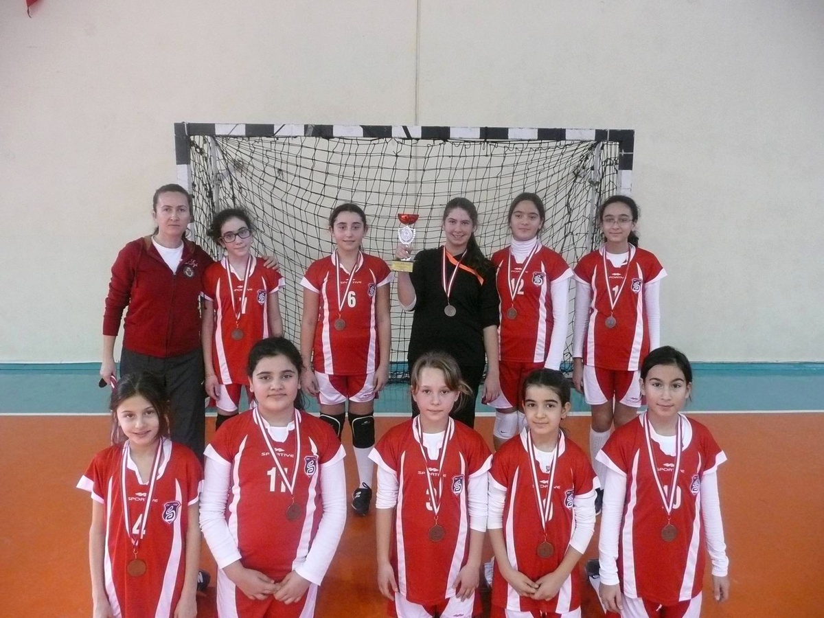 Küçük Kızlar Hentbol\'da Manisa 3.\'sü Oldu