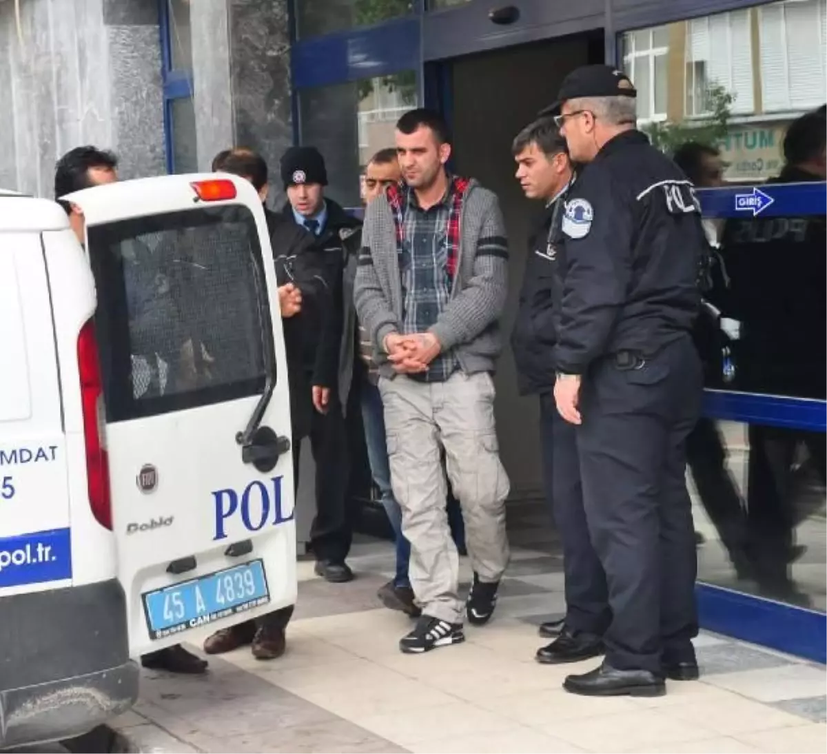 Manisa\'da Uyuşturucu Operasyonu: 50 Gözaltı