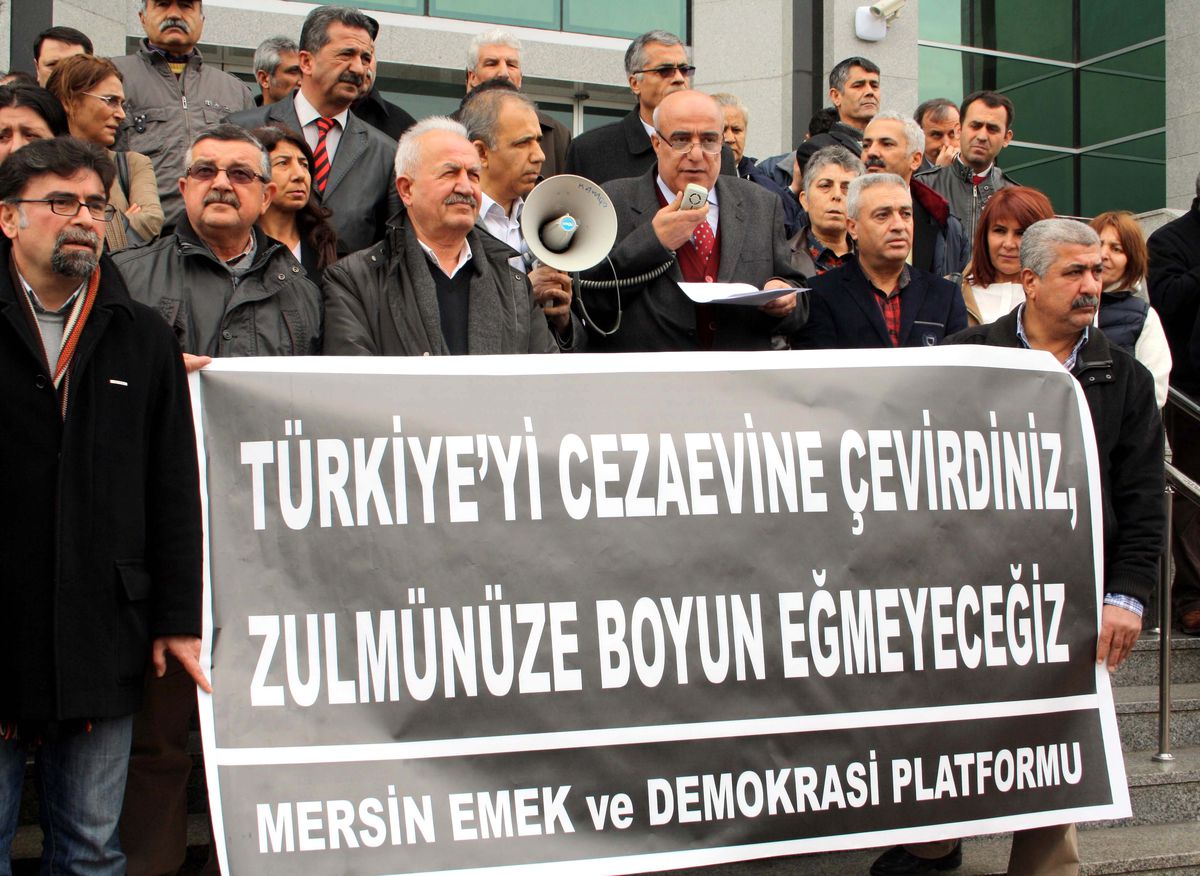 Mersin\'de Avukatların Tutuklanması Protesto Edildi
