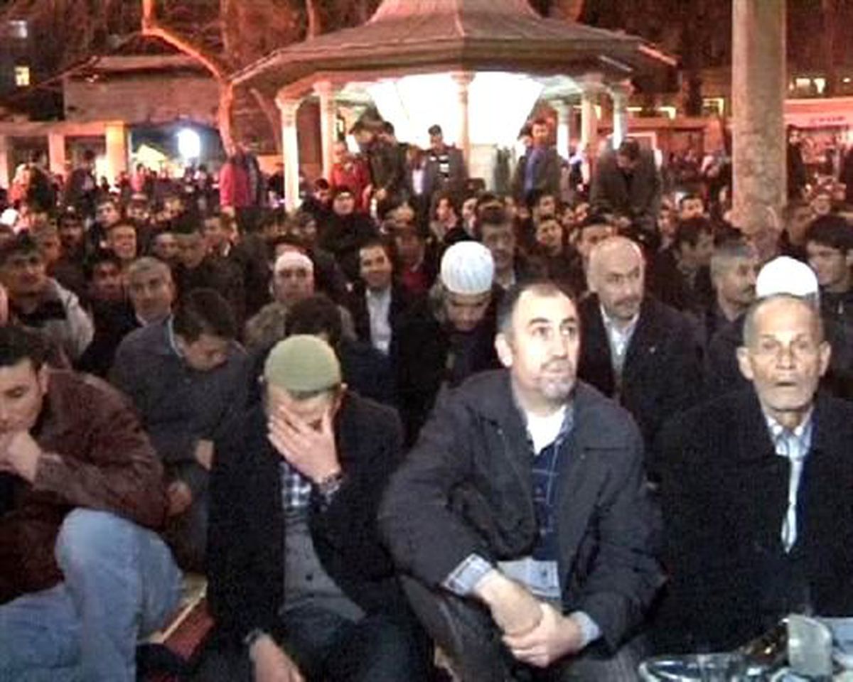 Mevlit Kandili\'nde Eyüp Sultan Cami Doldu Taştı