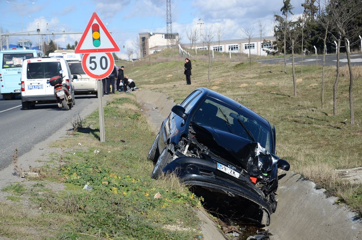 Minibüs ile Otomobil Çarpıştı: 1 Yaralı