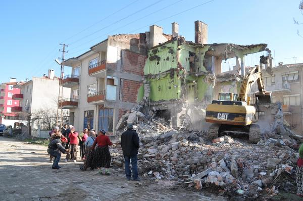 Önce Göbek Attılar, Sonra Enkazdan Demir Topladılar