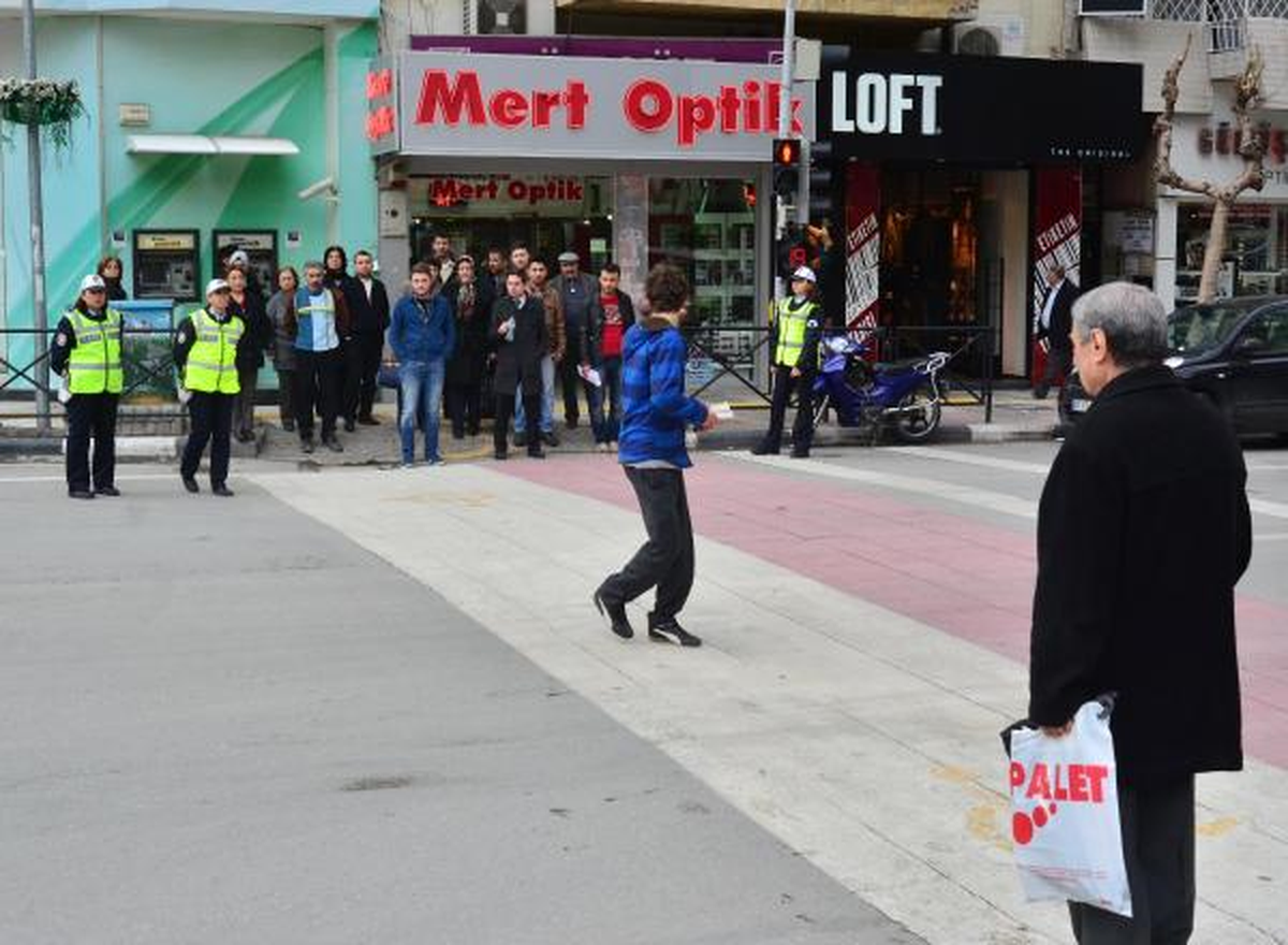 Polise Aldırmadan Kırmızıda Geçtiler