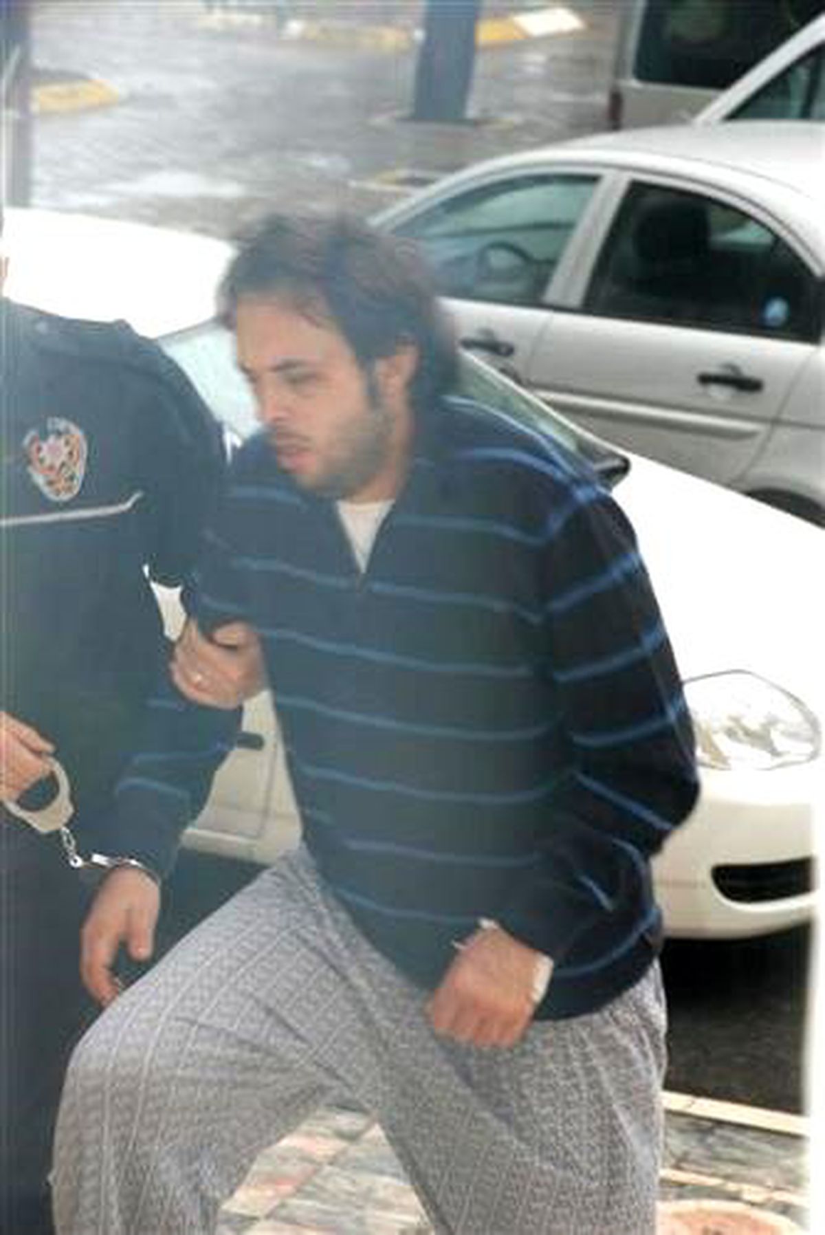Tacizden Gözaltına Alınınca Bileğini Kesti
