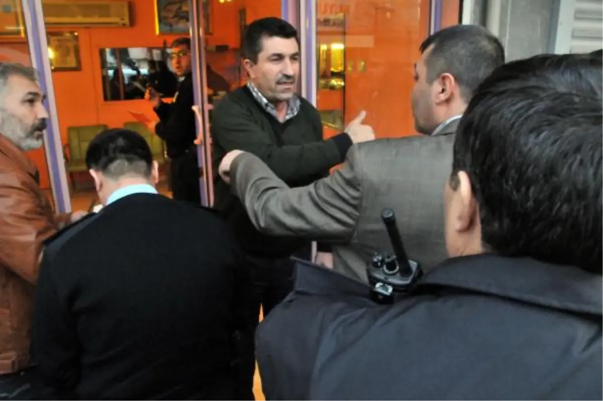 Taş Atarak Vitrin Camını Kırdığı Kuyumcuyu Soydu