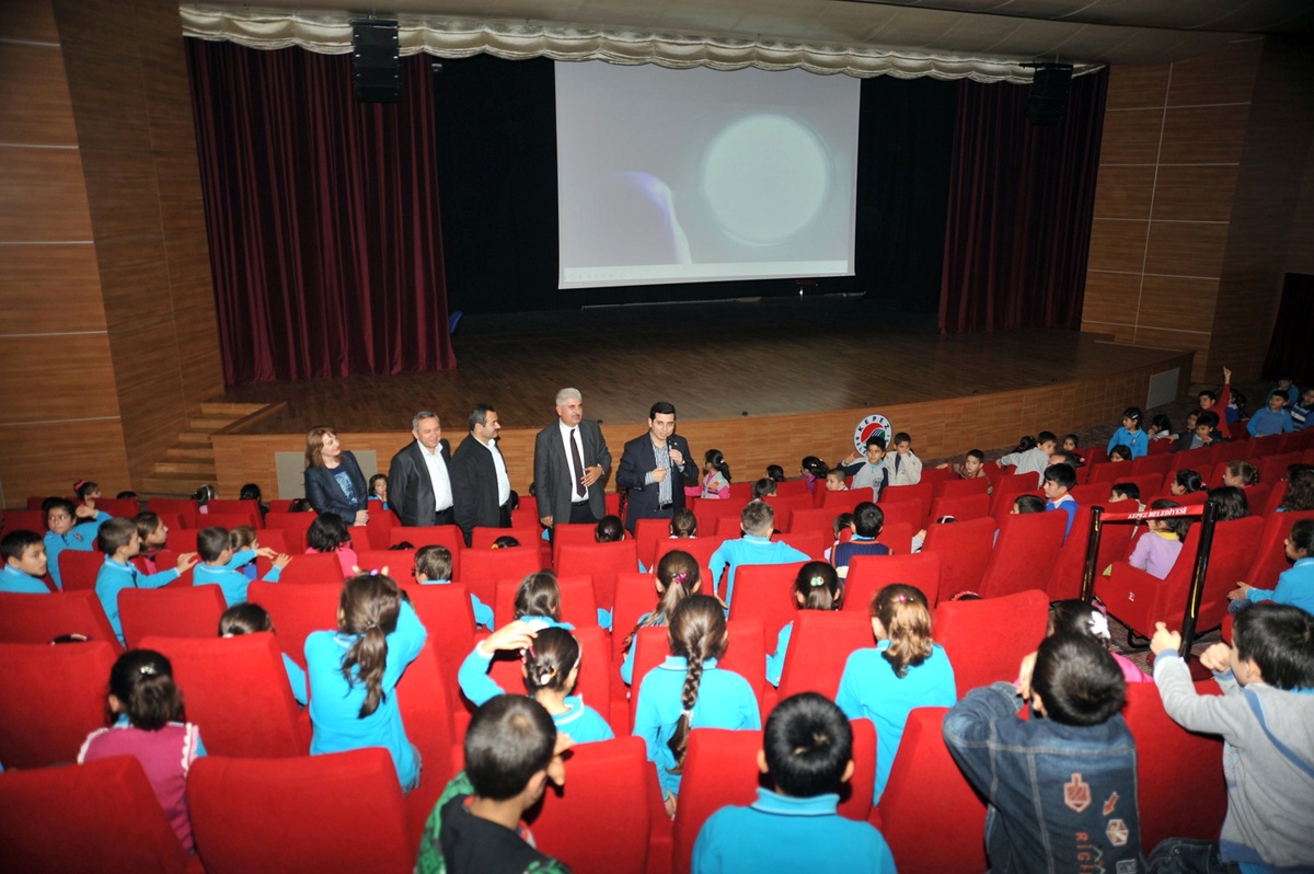 Başkan Tütüncü Minik Öğrencilerle Film İzledi