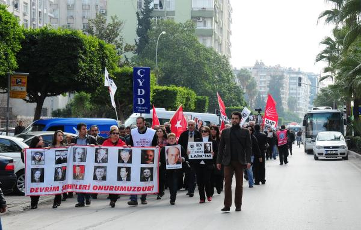 Adana\'da Uğur Mumcu\'yu Anma Töreninde Anıt Eylemi