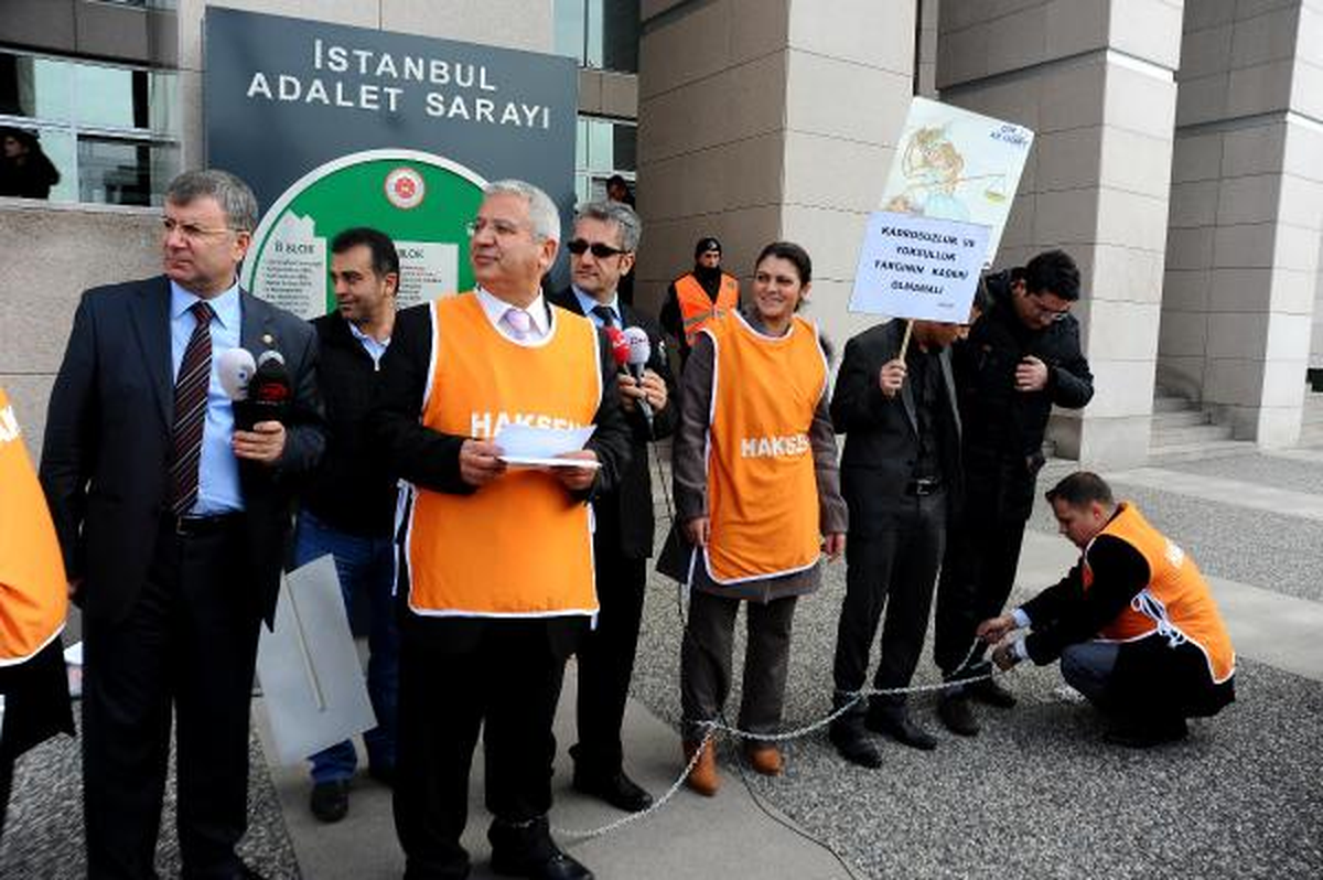 Adliye Önünde Zincirli Eylem