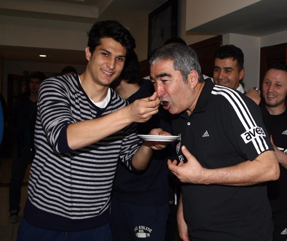 Necip Uysal\'ın Doğum Günü Kutlandı