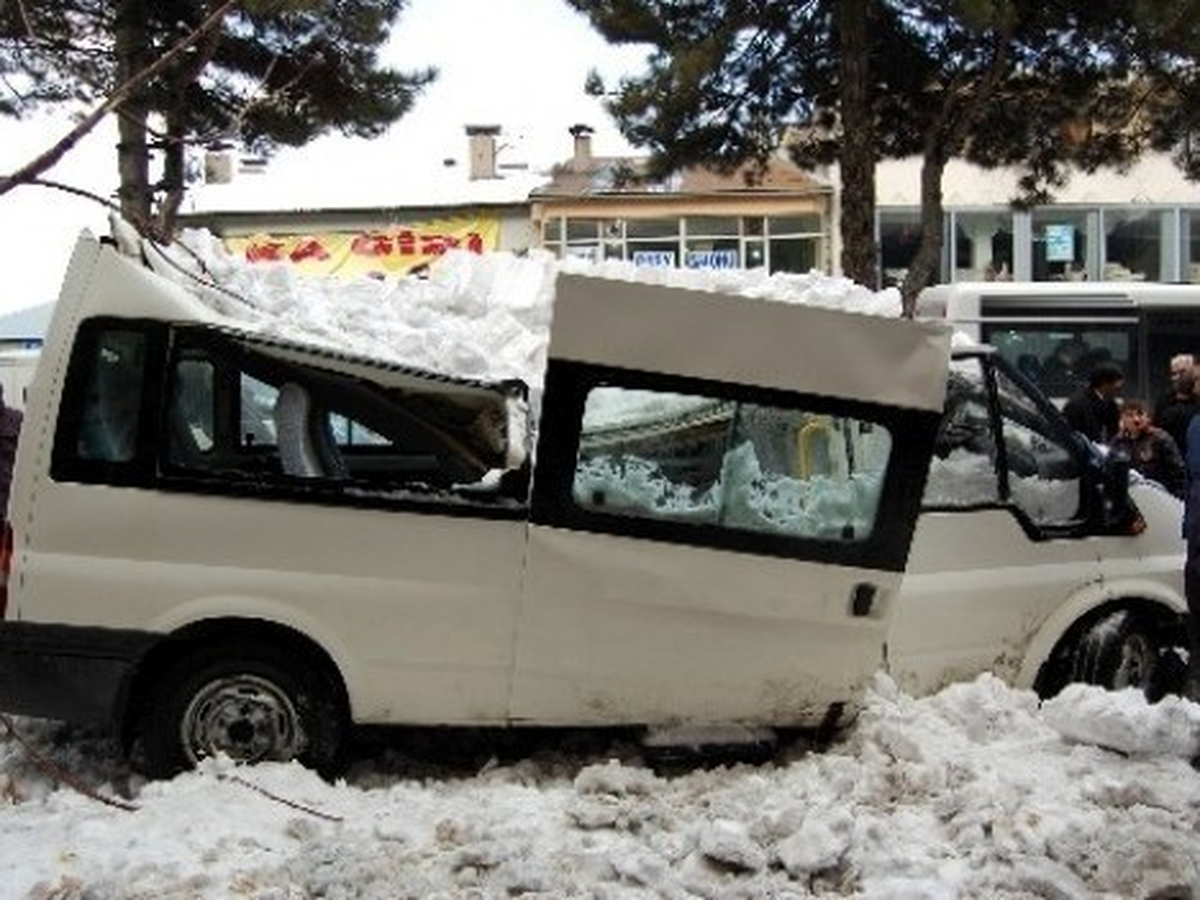 Çatıdan Düşen Kar, Minibüsün Tavanını Ezdi