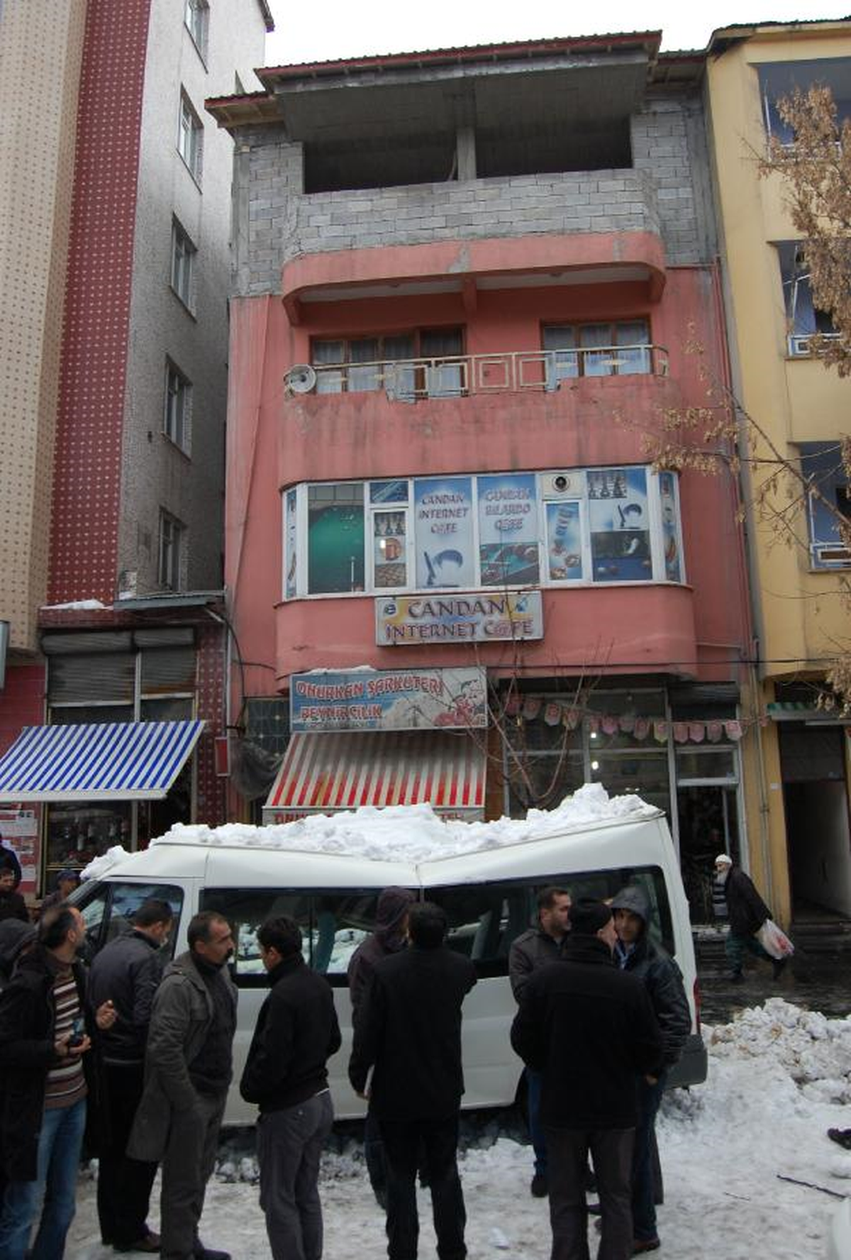 Çatılarda Düşen Karlar Tatvan\'da 5 Kişinin Yaralanmasına Neden Oldu