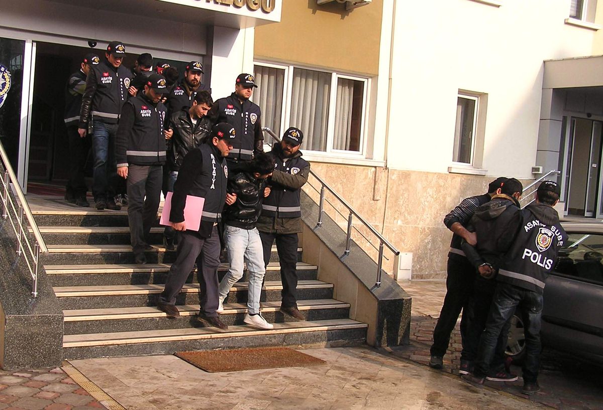 Cep Telefonuyla Dolandırıcılık Yapan 5 Kişi Tutuklandı