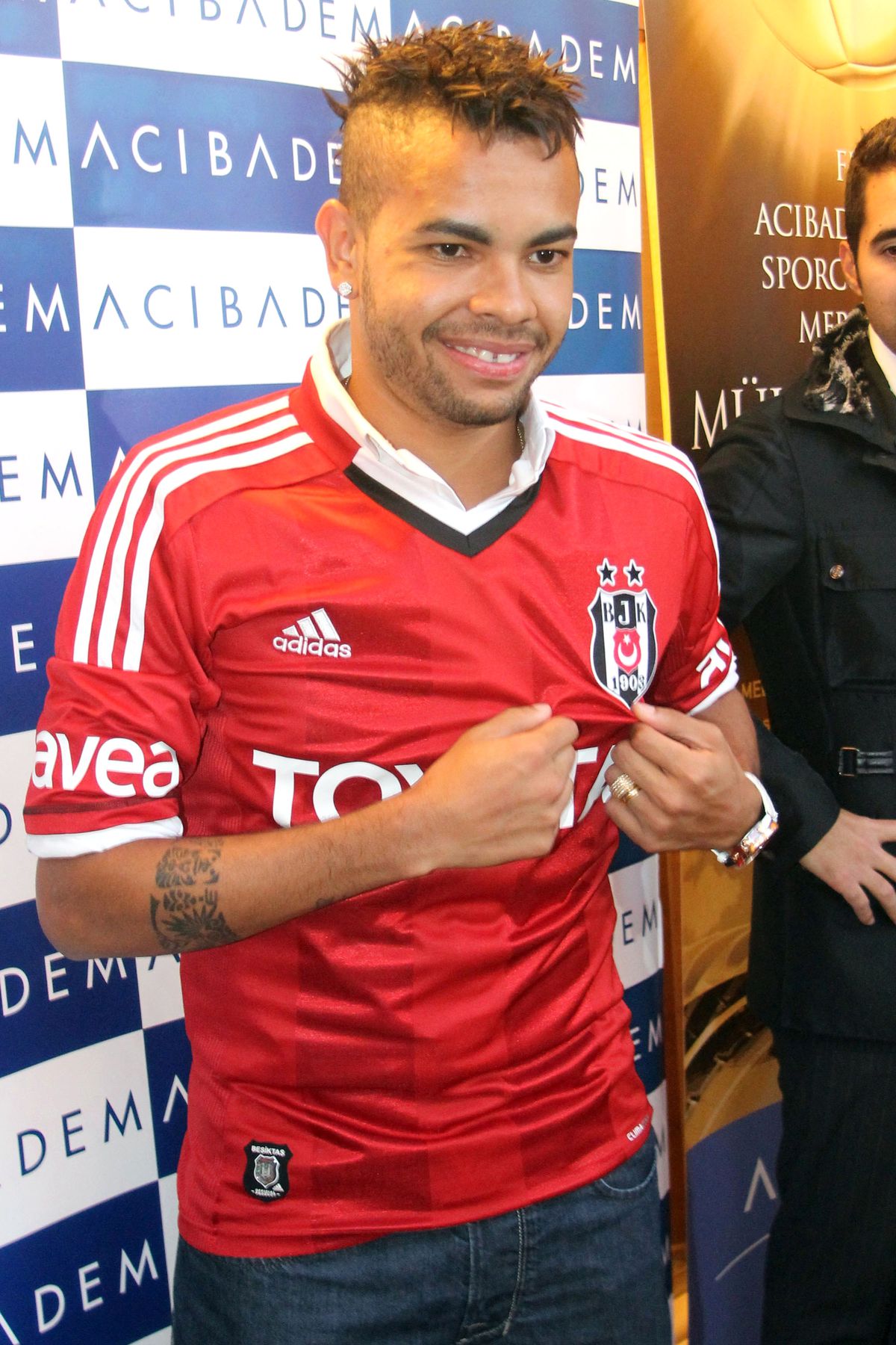 Dentinho: "Değişik Bir Onur Yaşıyorum"