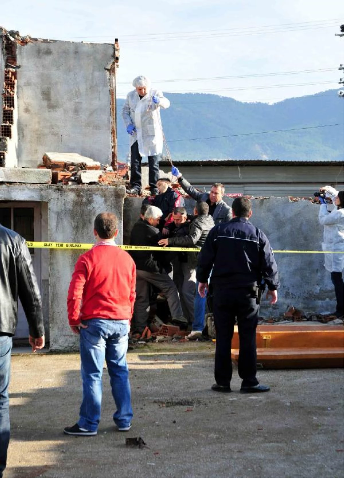 Ekmek Almaya Giderken, Komşusunun Cesedini Gördü