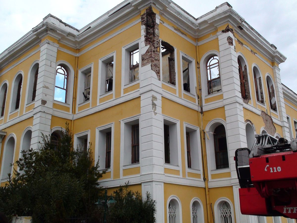 Galatasaray Üniversitesi\'nde Bu Boya Kullanılsaydı