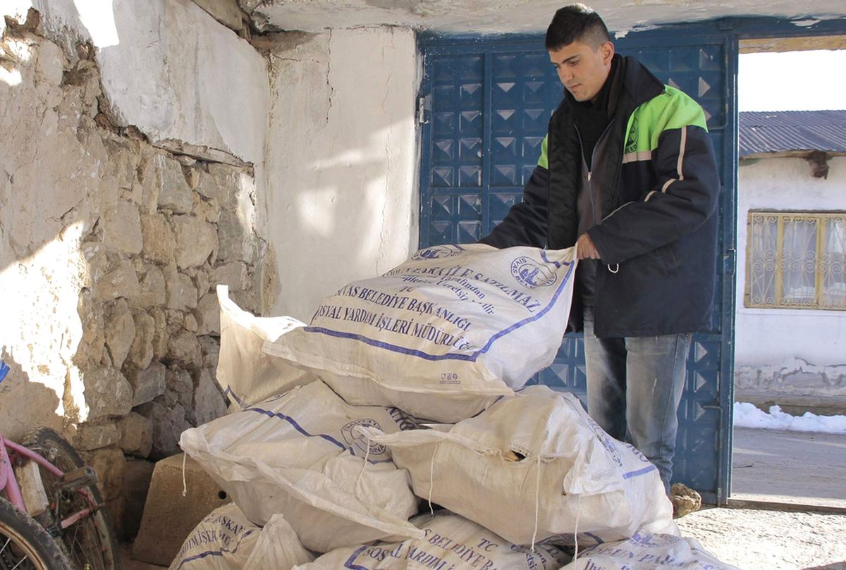 Hayat Ağacı Derneği\'nden Yakacak Odun Yardımı