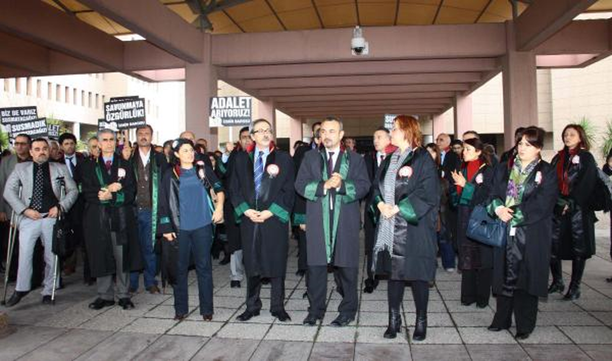 İzmir Barosu Avukatları Oturma Eylemi Yaptı