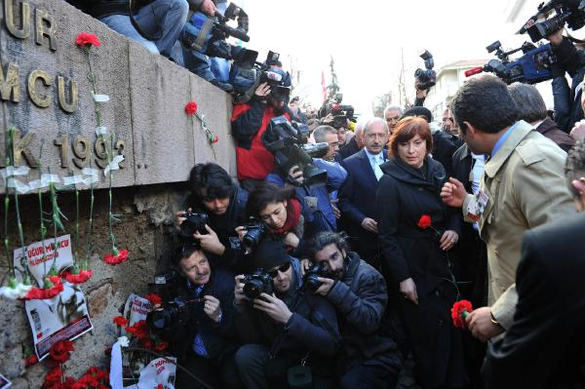 Kılıçdaroğlu, Uğur Mumcu İçin Mum Yaktı ve Anıtına Karanfil Bıraktı