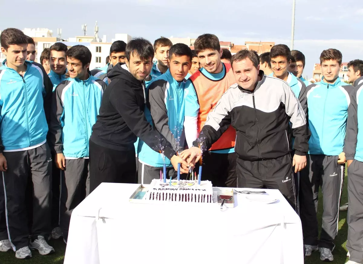 Manisaspor\'dan, U16 Takımına Pastalı Kutlama