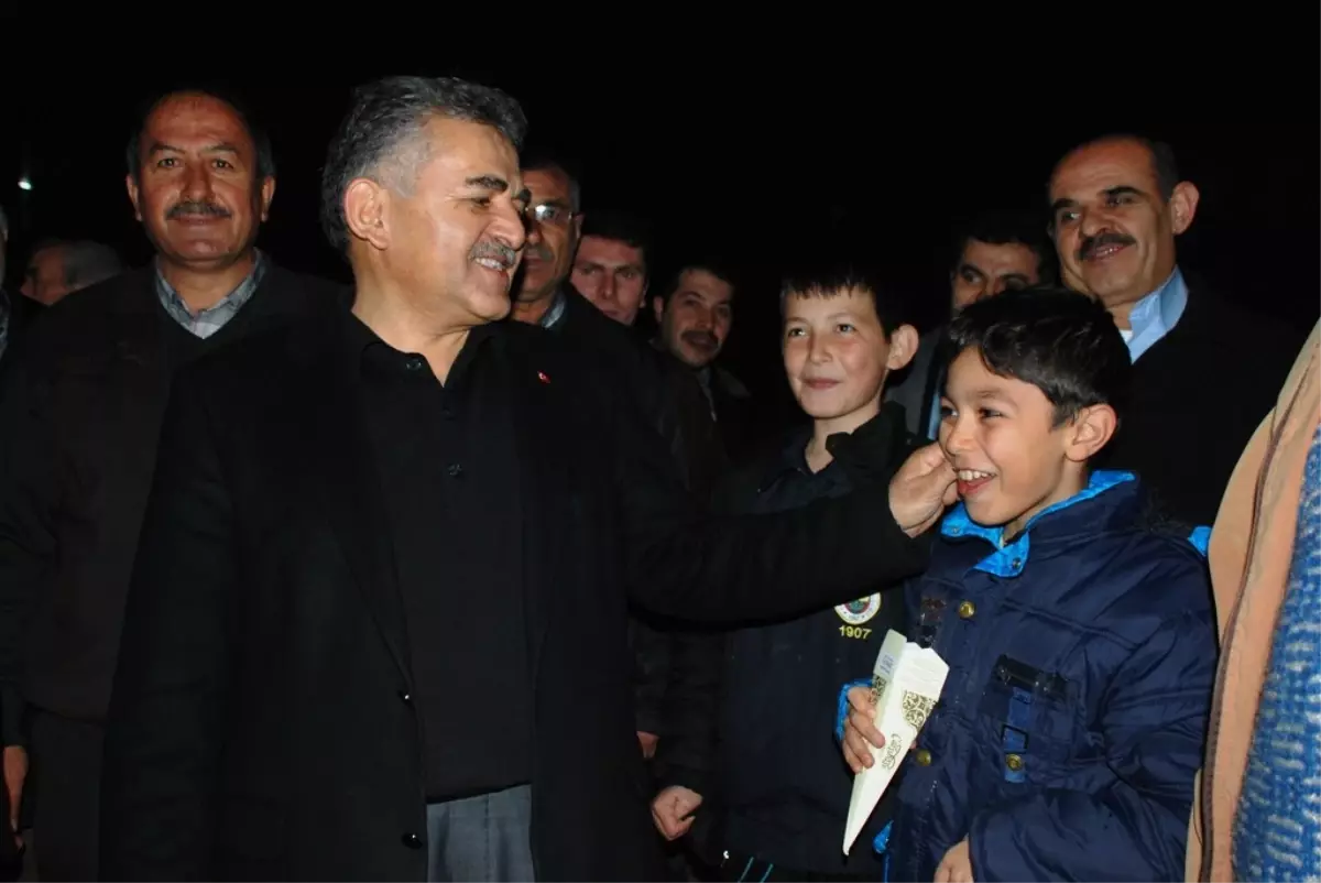 Melikgazi Cami Cemaatine Şeker İkram Etti