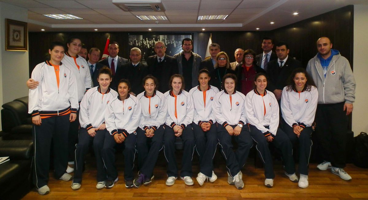 Mersin SMMMO\'dan MEÜ Basketbol Takımına Destek