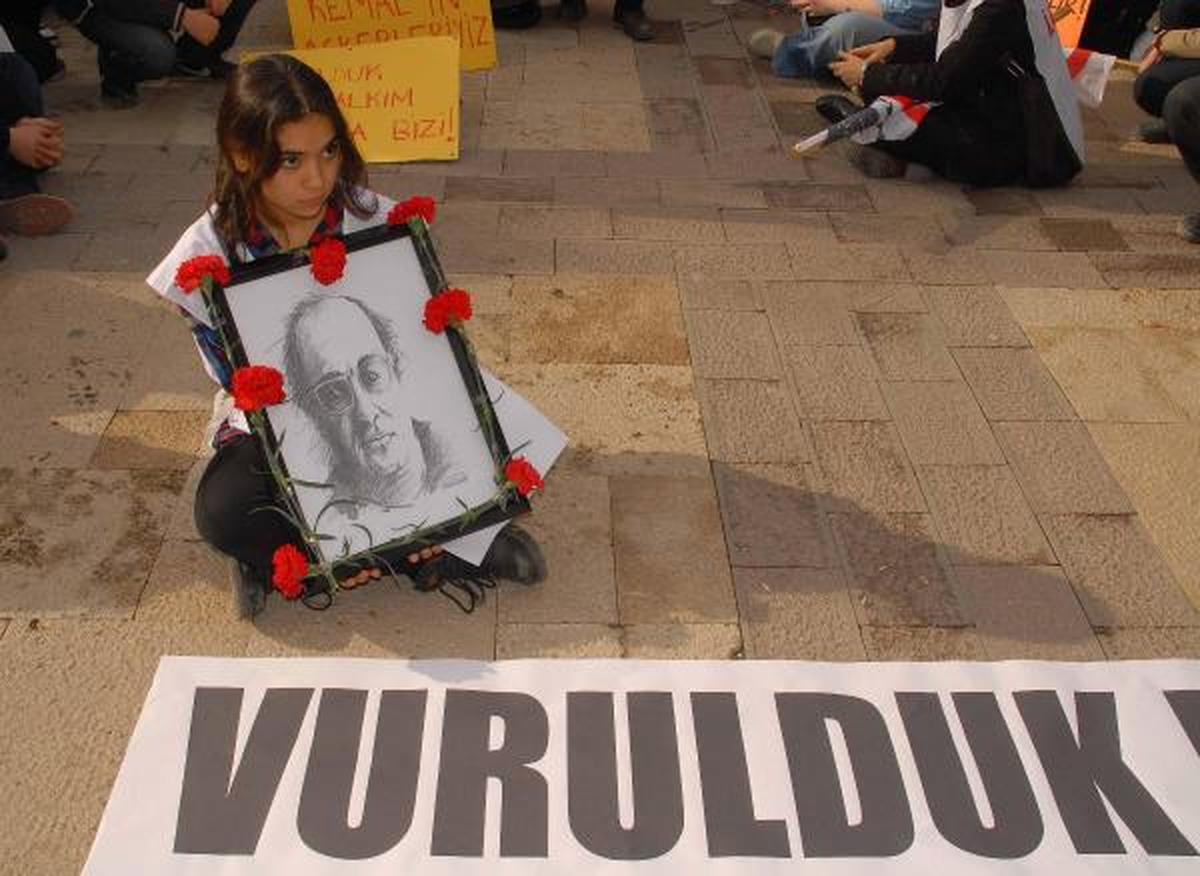 Mumcu ve Okkan\'ı Anma Etkiliğinde Gerginlik