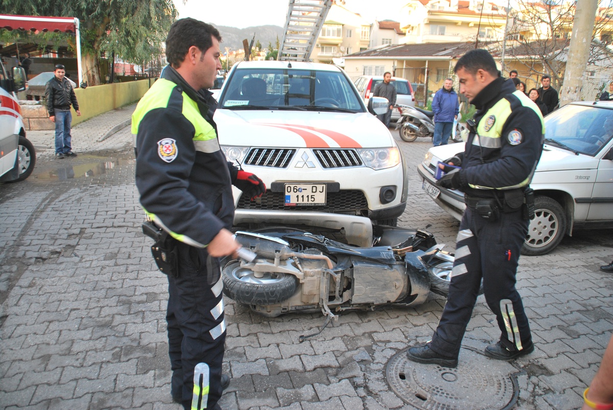 Pikapın Altında Kalan Motosikletten Sağ Kurtuldu