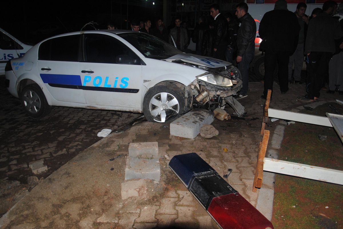Polis Aracı Kaza Yaptı: 2 Yaralı