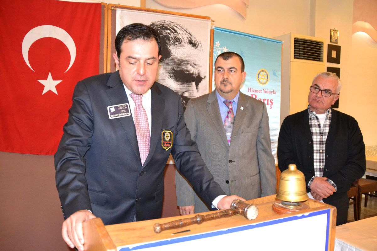 Rotary Kulübünden Tuncel Yılmaz\'a Plaket