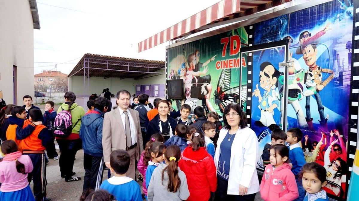 Sarıgöl\'de Öğrenciler 7d Sinema ile Tanıştı