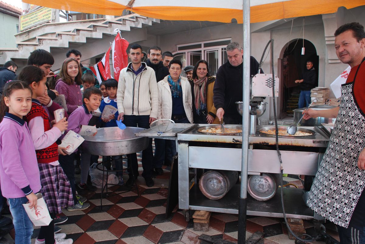 Soma\'da CHP\'li Hanımlar, Lokma Döktürdü