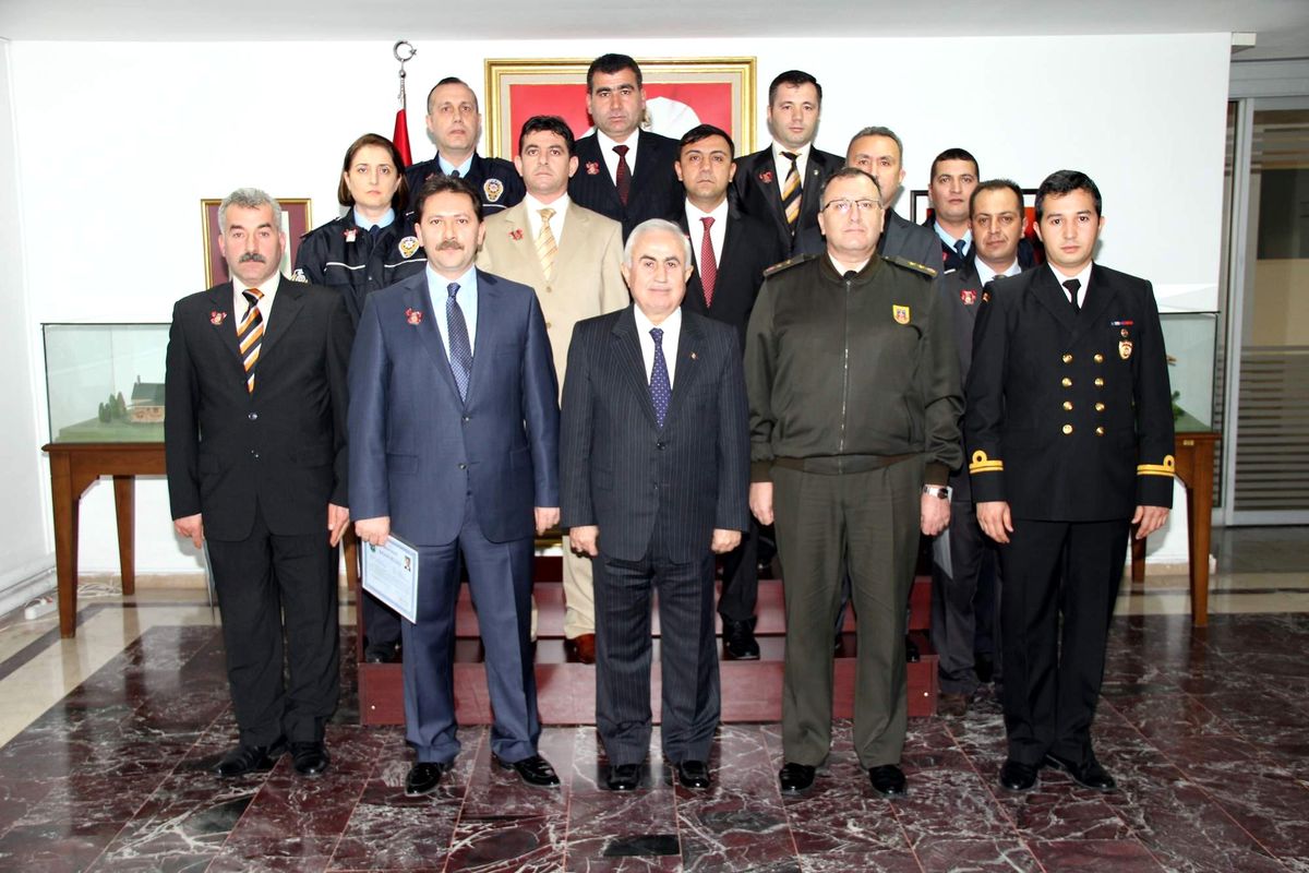 Vali Şahin\'den Emniyet Müdürü Bulak ve 10 Emniyet Personeline Başarı Belgesi ve Altın Ödülü