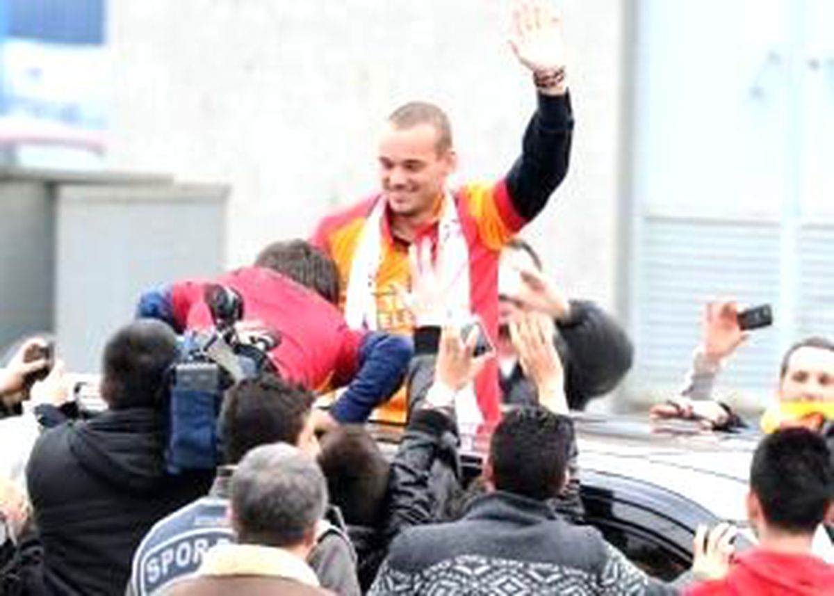 "Sneijder\'i Tanrı Gibi Karşıladılar"