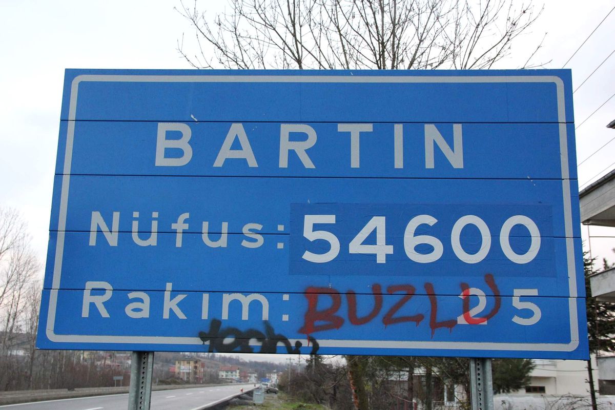 Yol Üzerindeki Tabelaya Yazılan Yazı Dikkat Çekti
