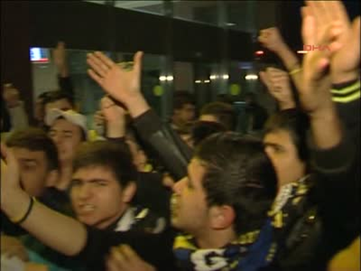 2fenerbahçeli Taraftarlar Birbirine Girdi!