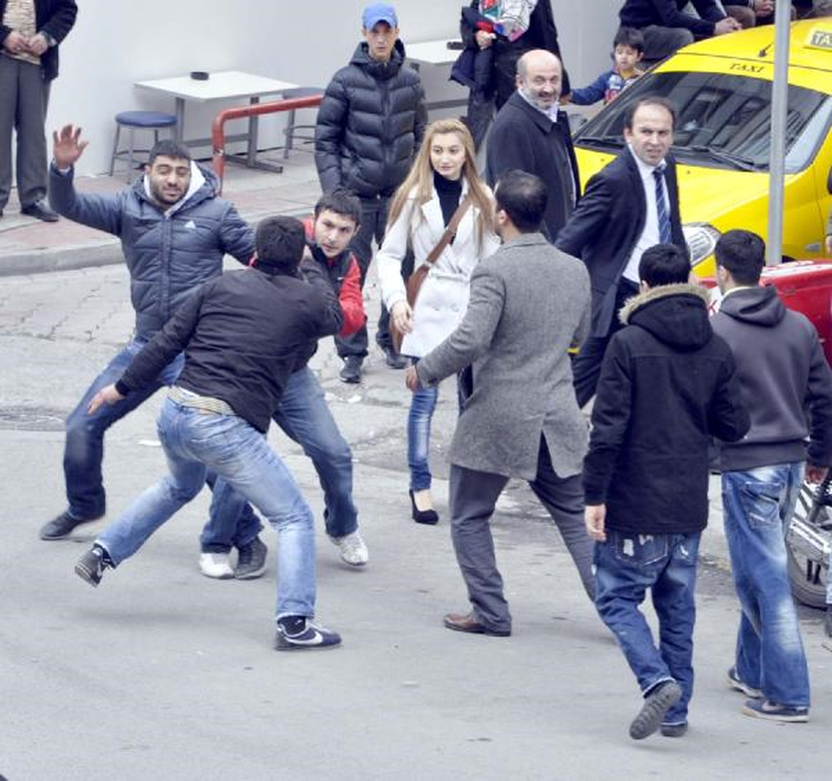 Adliye Önünde Tekme Tokat Kavga