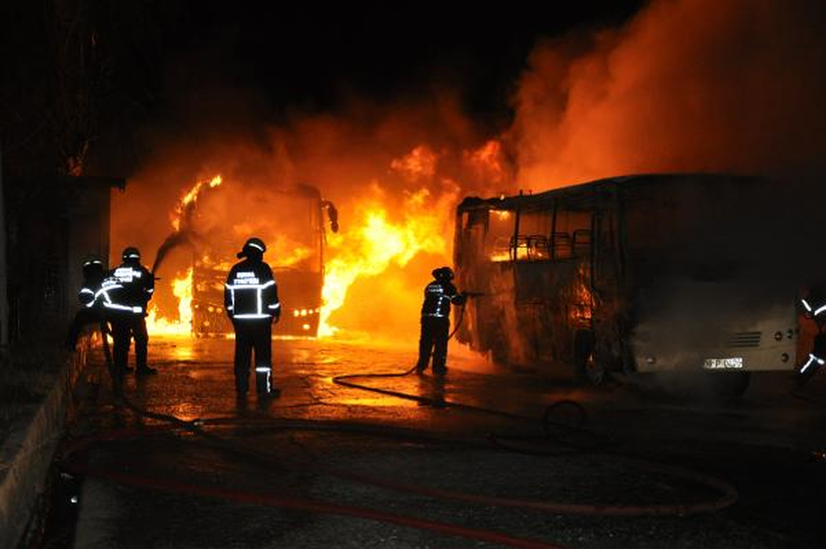 Akaryakıt İstasyonundaki Servis Araçları Yandı