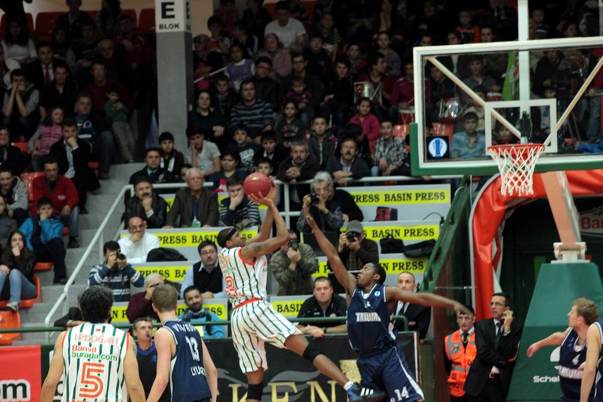 Banvit Evinde Anadolu Efes\'i Eli Boş Göndermenin Hesaplarını Yapıyor