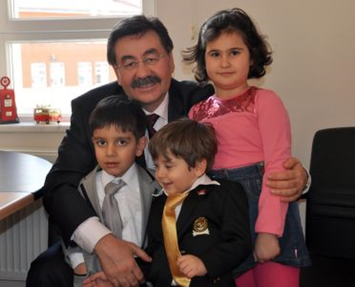 Başkan Odabaşı\'ndan Miniklere Karne Hediyesi
