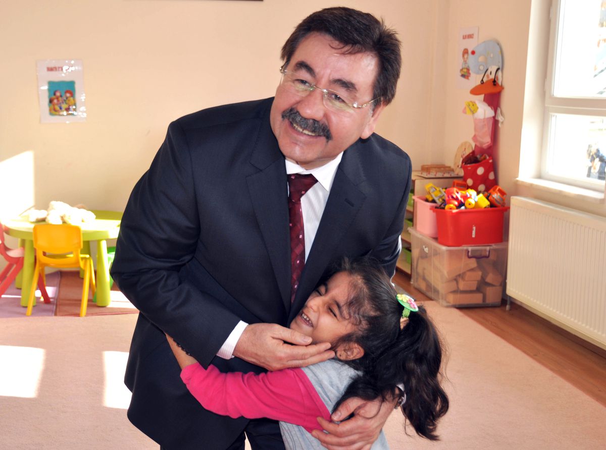 Başkan Odabaşı\'ndan Miniklere Karne Hediyesi