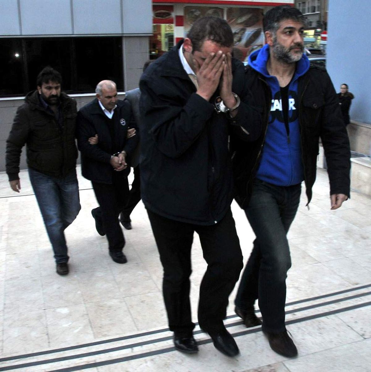 Bursa\'da Otobüs Kundaklama Olayına Karışan Zanlılar Adliyeye Sevk Edildi